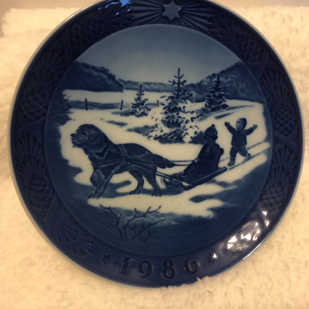 1986 Royal Copenhagen Christmas Plate